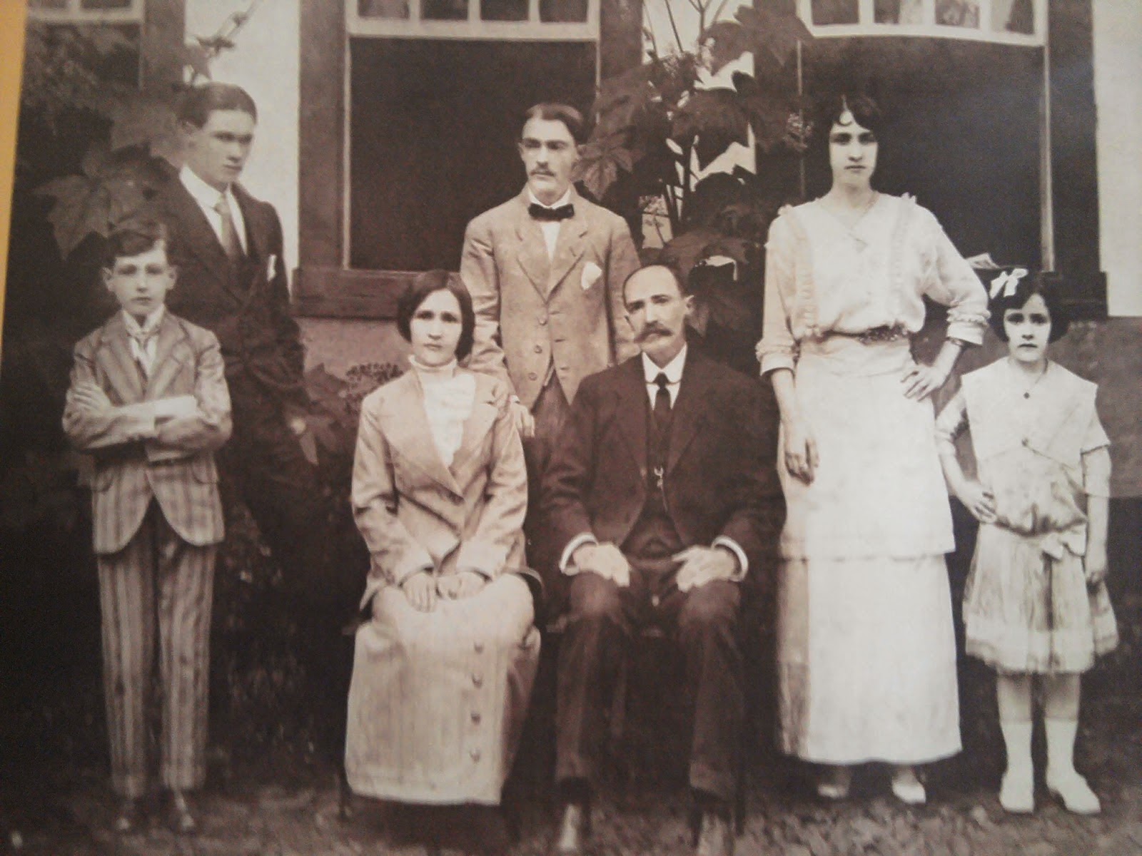 Carlos Drummond de Andrade – Retrato de Família