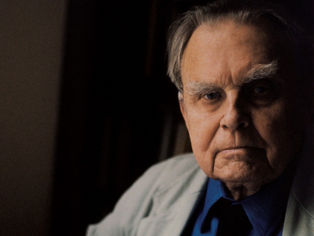 Czesław Miłosz – Uma descrição honesta de mim mesmo com um copo de whisky num aeroporto, digamos, em Minneapolis